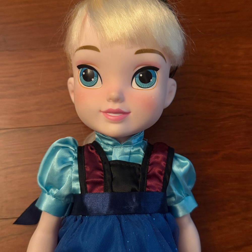 Elsa and Anna Frozen Dolls - Picture 2 of 7